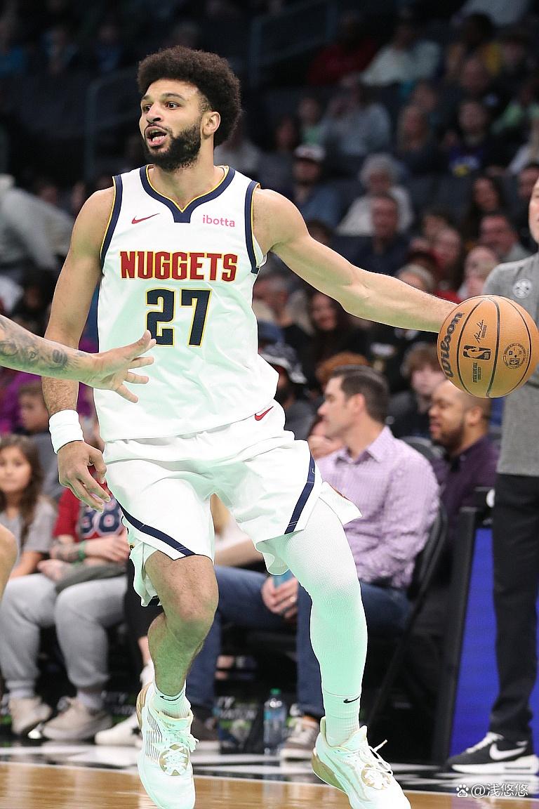 开云官方-穆雷重返赛场,大比分获胜首场状态出色,公牛观众沸腾!